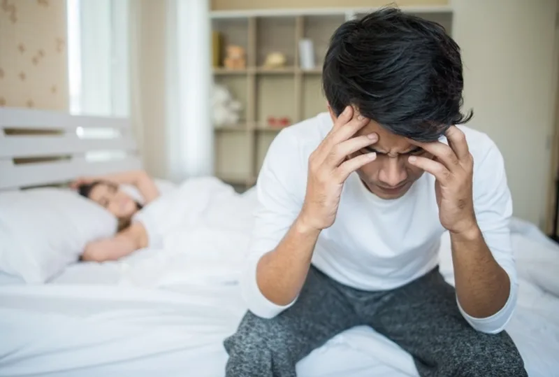 Yếu sinh lý có thể liên quan đến tâm lý căng thẳng, thiếu ngủ, bệnh nền, rối loạn hormone, thuốc đang dùng hoặc thói quen sinh hoạt chưa lành mạnh.