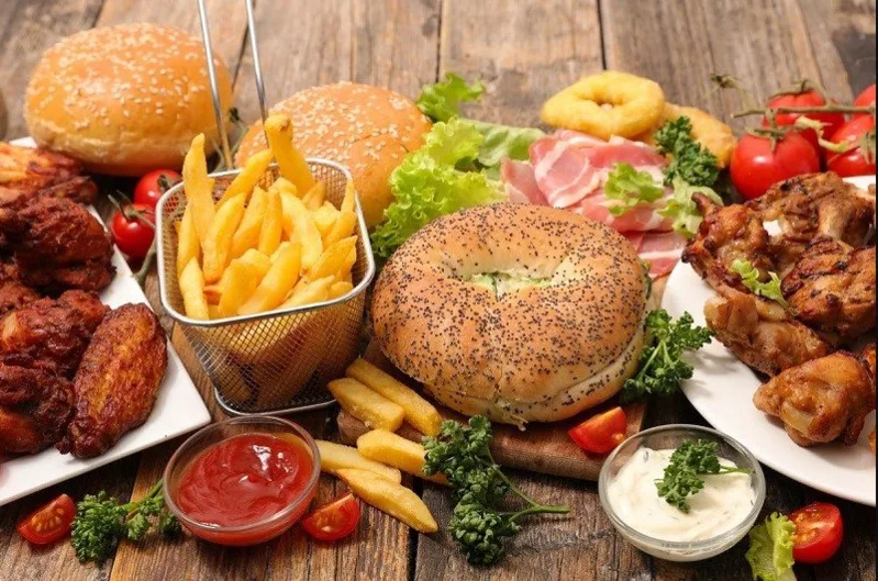 Đồ chiên rán và thức ăn nhanh dễ làm khẩu phần dư năng lượng nhưng thiếu protein, vitamin và khoáng chất cần cho phục hồi.