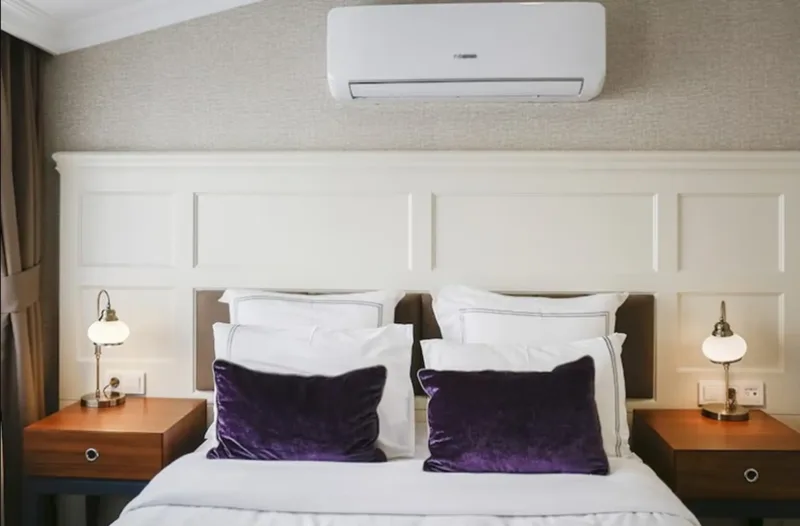 Không để điều hòa, quạt hoặc cửa sổ thổi luồng khí lạnh trực tiếp vào đầu giường