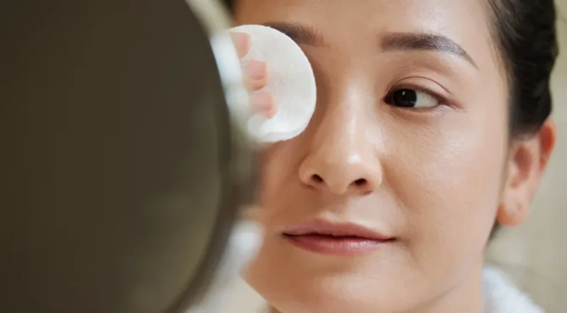 Tẩy trang là bước đầu tiên giúp loại bỏ kem chống nắng, lớp trang điểm, dầu thừa và bụi bẩn tích tụ trên bề mặt da.