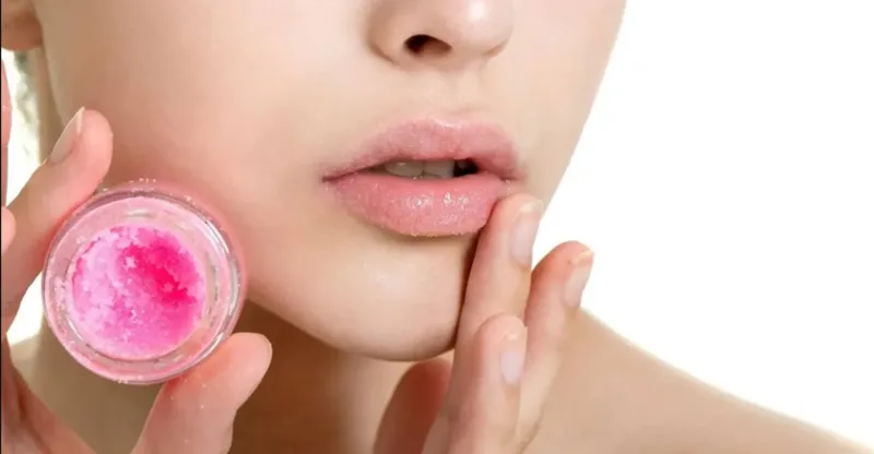 Tẩy da chết môi chỉ nên loại bỏ nhẹ những mảng da đã bong, không chà xát đến đỏ rát.