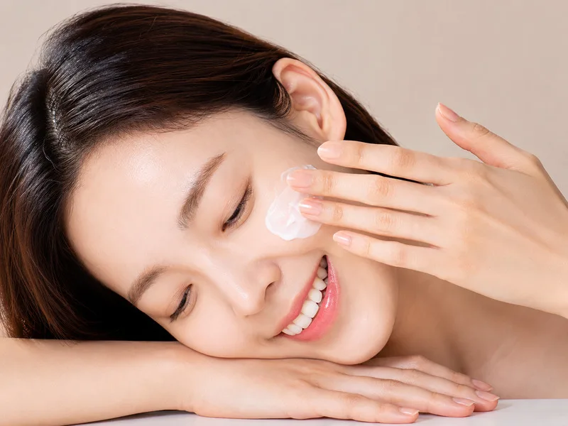 Duy trì chống nắng và chăm sóc da mặt phù hợp là yếu tố quan trọng giúp hạn chế vùng nám trở nên đậm màu trở lại.