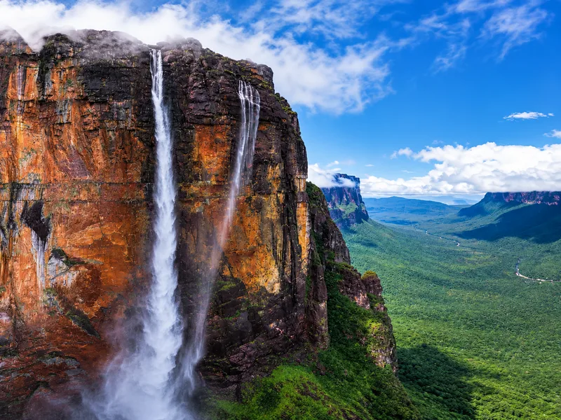 Angel Falls gây ấn tượng với độ cao khoảng 979 m, trở thành thác nước lớn nhất thế giới xét theo chiều cao