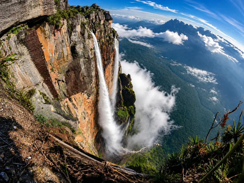 Angel Falls Venezuela nổi bật giữa những vách núi tepui, rừng nhiệt đới và màn sương trắng kỳ ảo