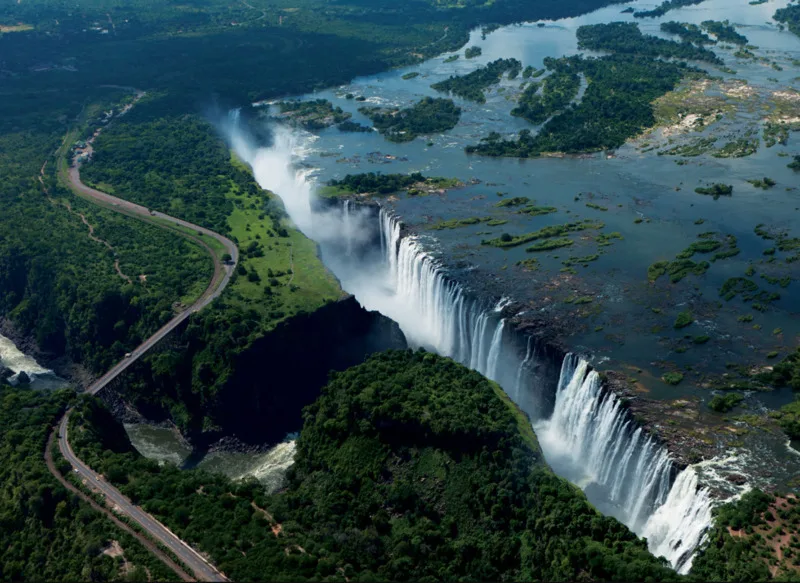 Angel Falls vượt trội về độ cao, trong khi Victoria Falls hay Iguazú lại gây ấn tượng bởi quy mô bề ngang và lượng nước. (Ảnh: Victoria Falls)